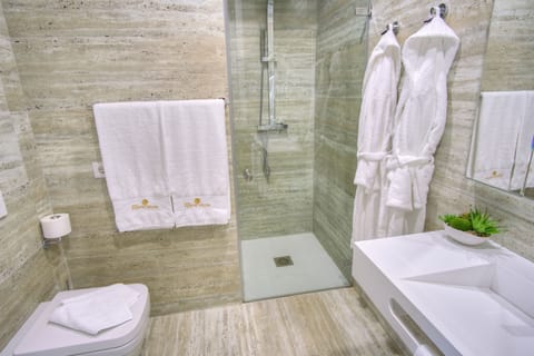 Shower, rainfall showerhead, free toiletries, hair dryer