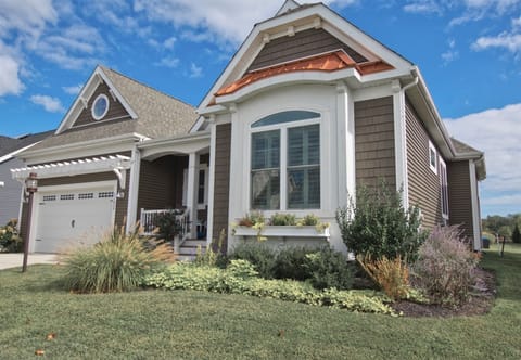 COASTAL CLUB w Resort-Style Amenities Luxury House w 5BR, 3 BA Sleeps 10 Community of the Year