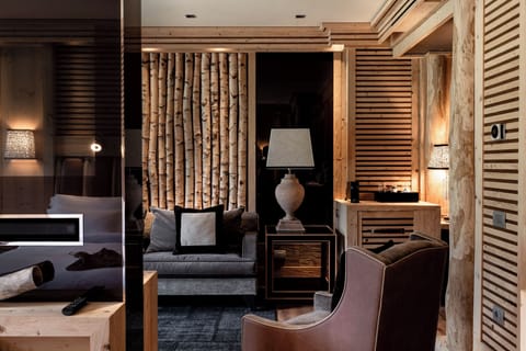 Suite open space with Dolomites view, whirlpool bath and sofa bed | Living area | 32-inch flat-screen TV with satellite channels, TV, fireplace