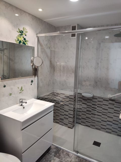 Basic Double Room, 1 Bedroom, Non Smoking, Ensuite | Bathroom | Free toiletries, hair dryer, towels