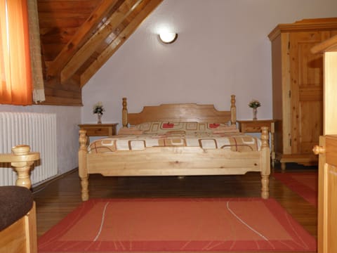 Comfort Double Room | Living room | 70-cm TV with cable channels