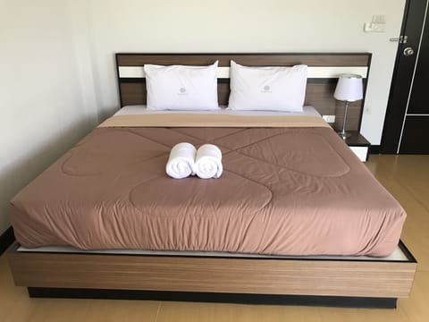 Deluxe Double Room, Non Smoking | Desk, free WiFi