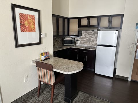Coffee/tea maker, full-size fridge, microwave, stovetop