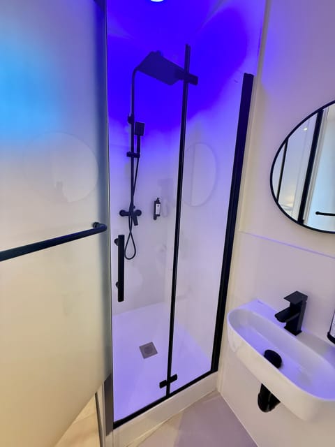 Superior Double Room, 1 Double Bed, Balcony, City View | Bathroom | Shower, hair dryer, towels