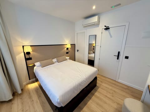 Superior Double Room, 1 Double Bed, Private Bathroom, City View | Desk, soundproofing, free WiFi, bed sheets