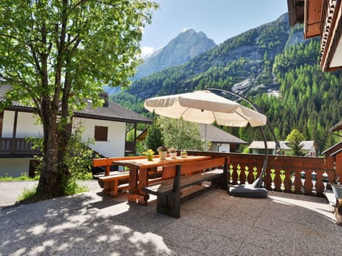 Property, Natural Landscape, Mountain, Real Estate, House, Room, Estate, Home, Building, Table