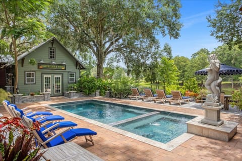 Pool w/spa. 35 dollars a day additional to use pool/spa, pub/game room & gym