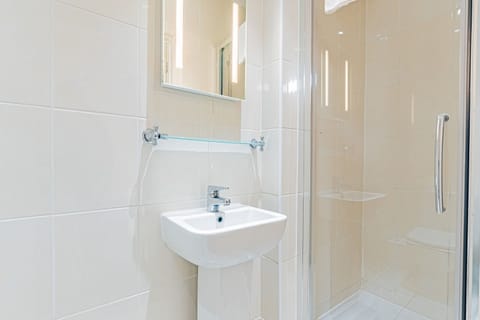 Quadruple Room | Bathroom