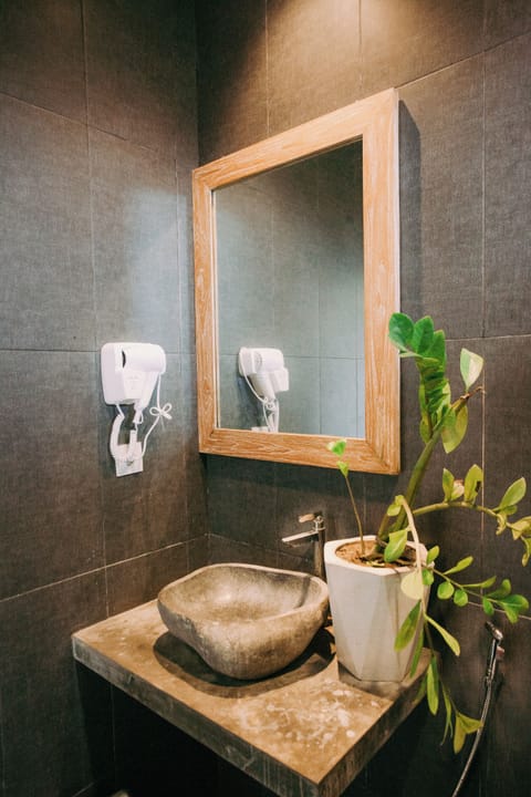 King Bed Room with Sea View | Bathroom