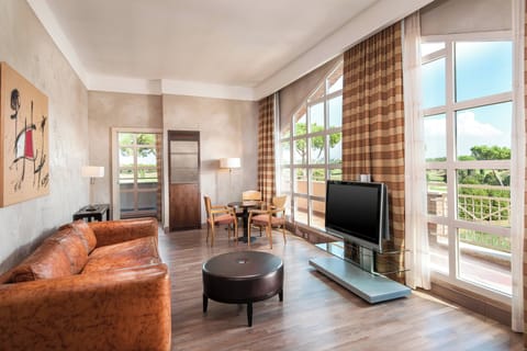 Premium bedding, in-room safe, desk, laptop workspace