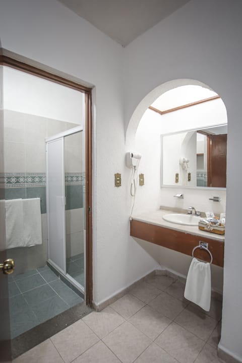 Superior Double Room | Bathroom | Shower, towels