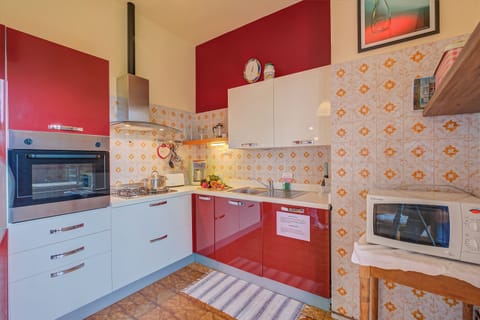 Full-size fridge, microwave, oven, stovetop