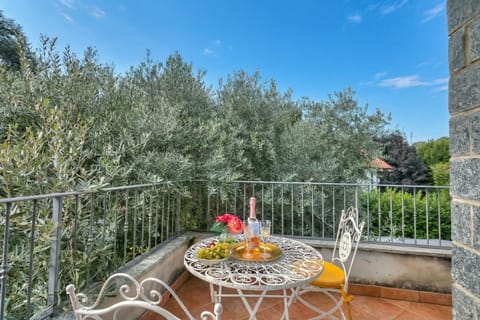 Family Apartment, 2 Bedrooms, 2 Bathrooms (Connie's apartment) | Outdoor dining