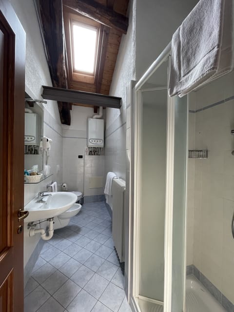 Executive Triple Room, Balcony | Bathroom | Shower, rainfall showerhead, free toiletries, hair dryer