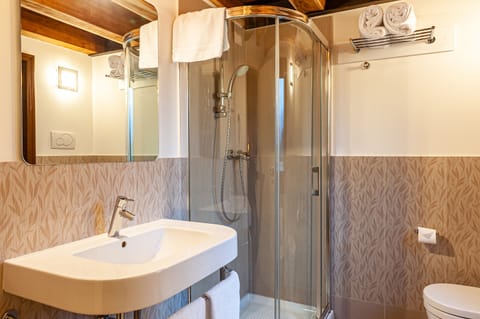 Camera Superior | Bathroom | Shower, designer toiletries, hair dryer, bathrobes