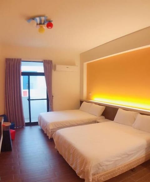 Blackout drapes, free WiFi, bed sheets