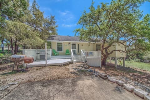 Yellow Rose sleeps 4. Take your morning coffee on the porch and feed the deer. 