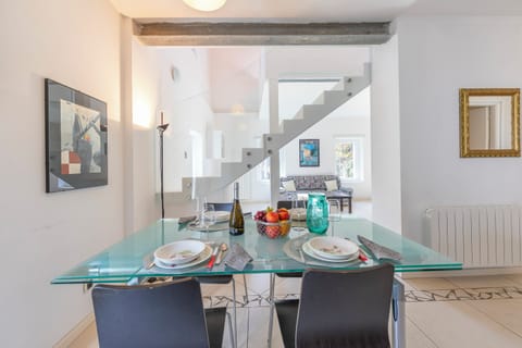 Family Apartment, 2 Bedrooms, 2 Bathrooms (Franklin House) | Dining