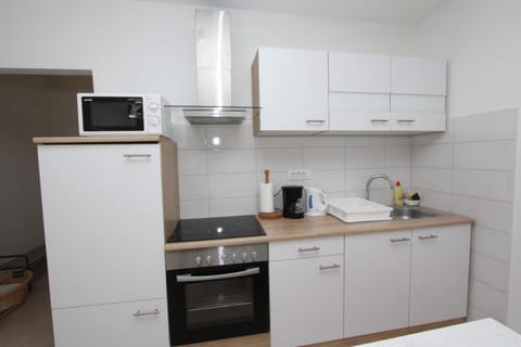 Apartment, 1 Bedroom | Private kitchen | Fridge, microwave, oven, stovetop