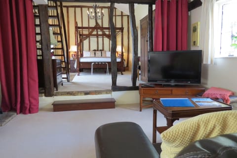 Luxury Suite | Blackout drapes, iron/ironing board, free WiFi, bed sheets