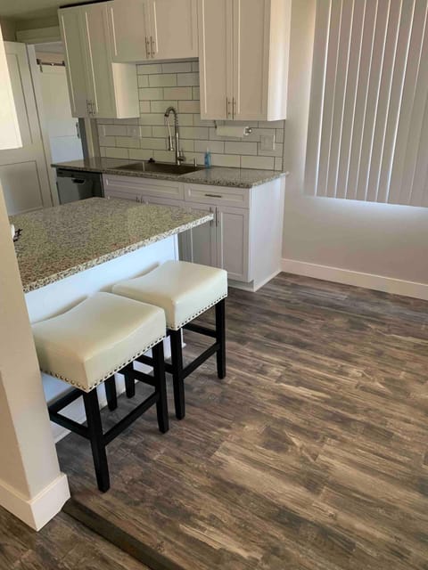 Kitchen
Breakfast Bar