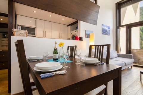 Complete dining set for 4 people