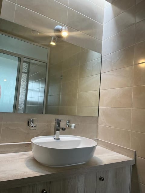 Business Room, 1 Bedroom | Bathroom | Shower, towels