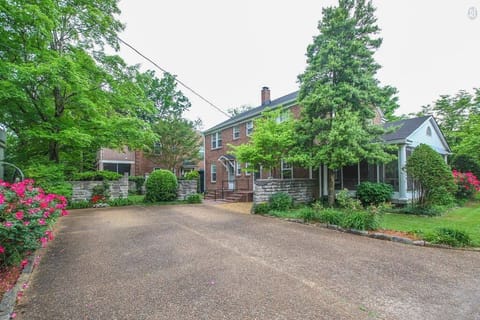 Parking for 2 cars in driveway