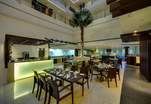 2 restaurants; breakfast, lunch, and dinner served