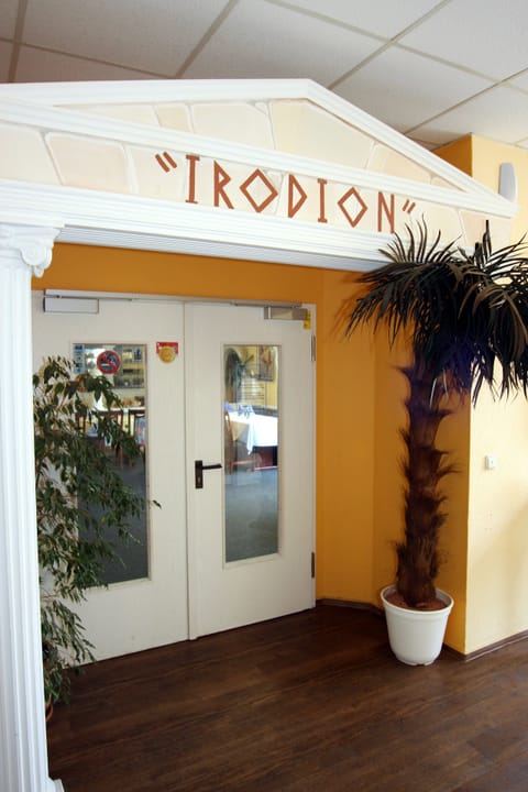 Lunch, dinner served; Greek cuisine, alfresco dining 