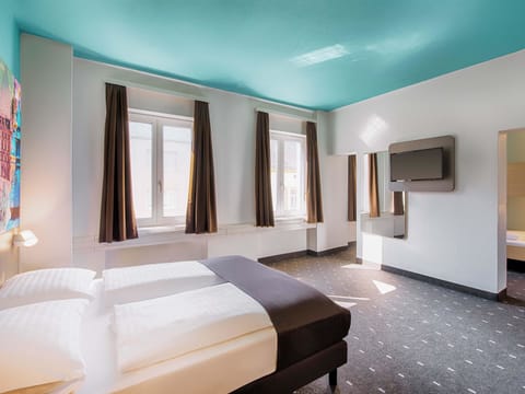 Quadruple Room | Desk, soundproofing, WiFi (free), individually furnished