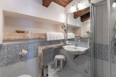 Double Room | Bathroom | Shower, free toiletries, bidet, towels