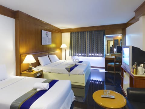 Deluxe Room | Minibar, in-room safe, blackout drapes, rollaway beds