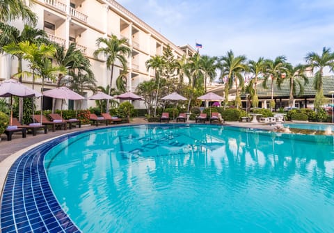Outdoor pool, pool umbrellas, sun loungers