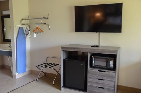 Room, 1 Queen Bed, Non Smoking | Living area | 55-inch TV with cable channels