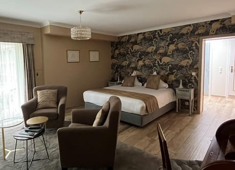 Junior Double Room | Individually decorated, individually furnished, desk, iron/ironing board