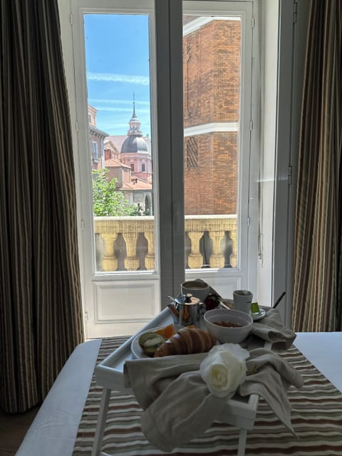 Double Room (con balcón y vistas) | In-room safe, desk, iron/ironing board, travel crib