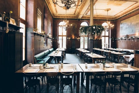 2 restaurants; breakfast, lunch, and dinner served
