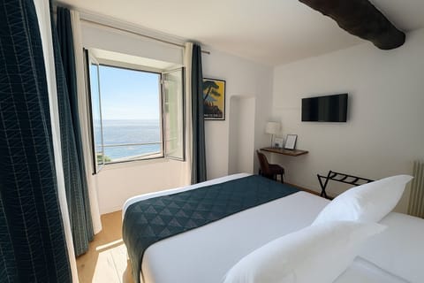 Comfort Double Room, Sea View | Pillowtop beds, iron/ironing board, free WiFi, bed sheets