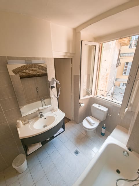 Comfort Triple Room | Bathroom | Free toiletries, hair dryer, towels, soap