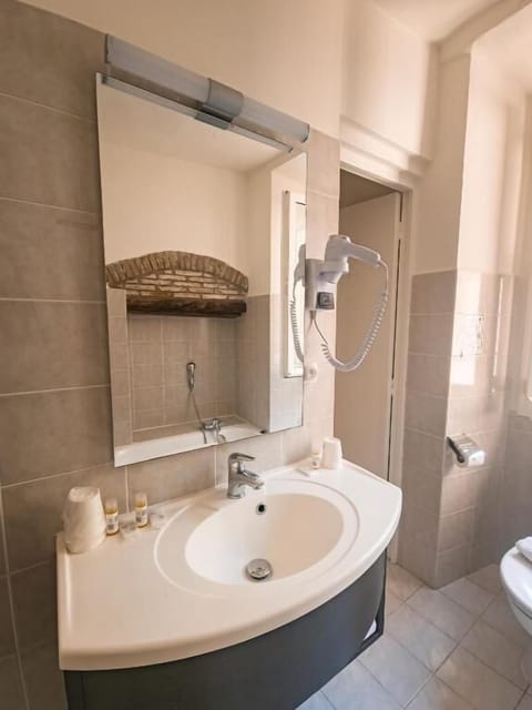 Comfort Triple Room | Bathroom | Free toiletries, hair dryer, towels, soap