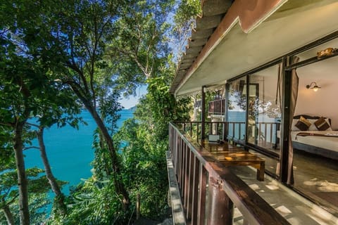 Ocean - Single Occupancy | Minibar, in-room safe, individually decorated, individually furnished