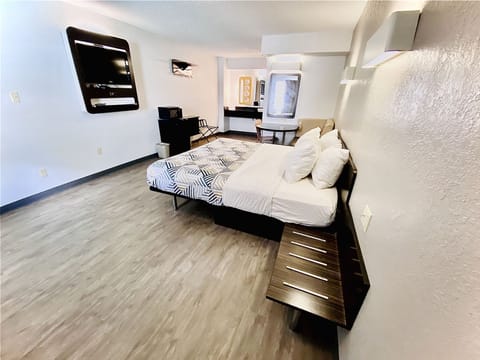 Minibar, free WiFi, bed sheets, alarm clocks