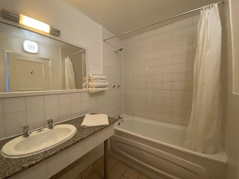 Superior Twin Room | Bathroom | Free toiletries, hair dryer, towels, soap