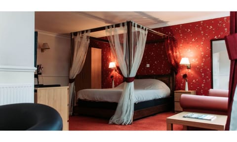 Superior Room (Four Poster) | Individually decorated, individually furnished, desk, laptop workspace