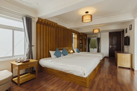 Family Room | Minibar, in-room safe, desk, free WiFi