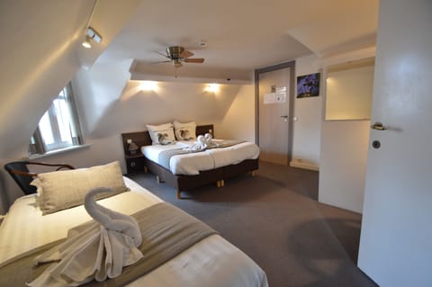 Triple Room | Desk, laptop workspace, free WiFi, bed sheets