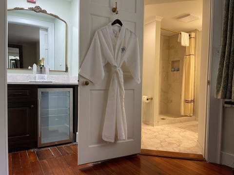 Lower Level King - Chatham Room | Bathroom | Free toiletries, hair dryer, bathrobes, towels
