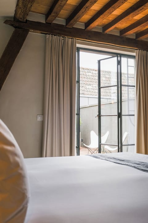 Premium bedding, down comforters, minibar, in-room safe