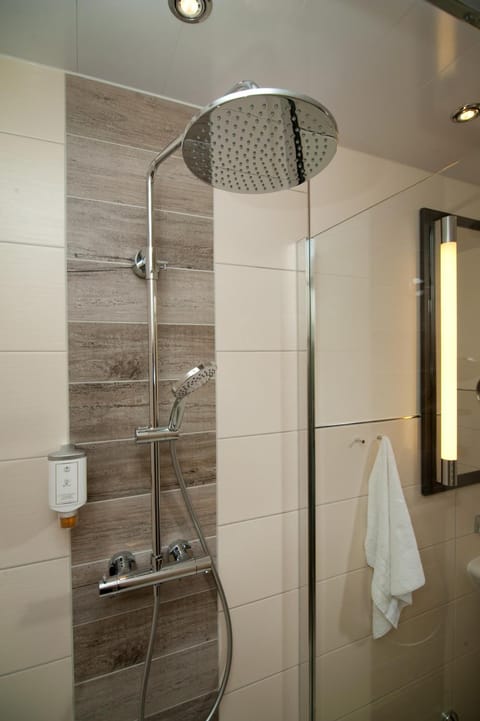 Double Room | Bathroom | Shower, towels